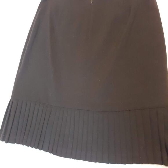Great Little Black Skirt with Pleated Hemline Size 4 Flat Front Zip in Back - Picture 3 of 8